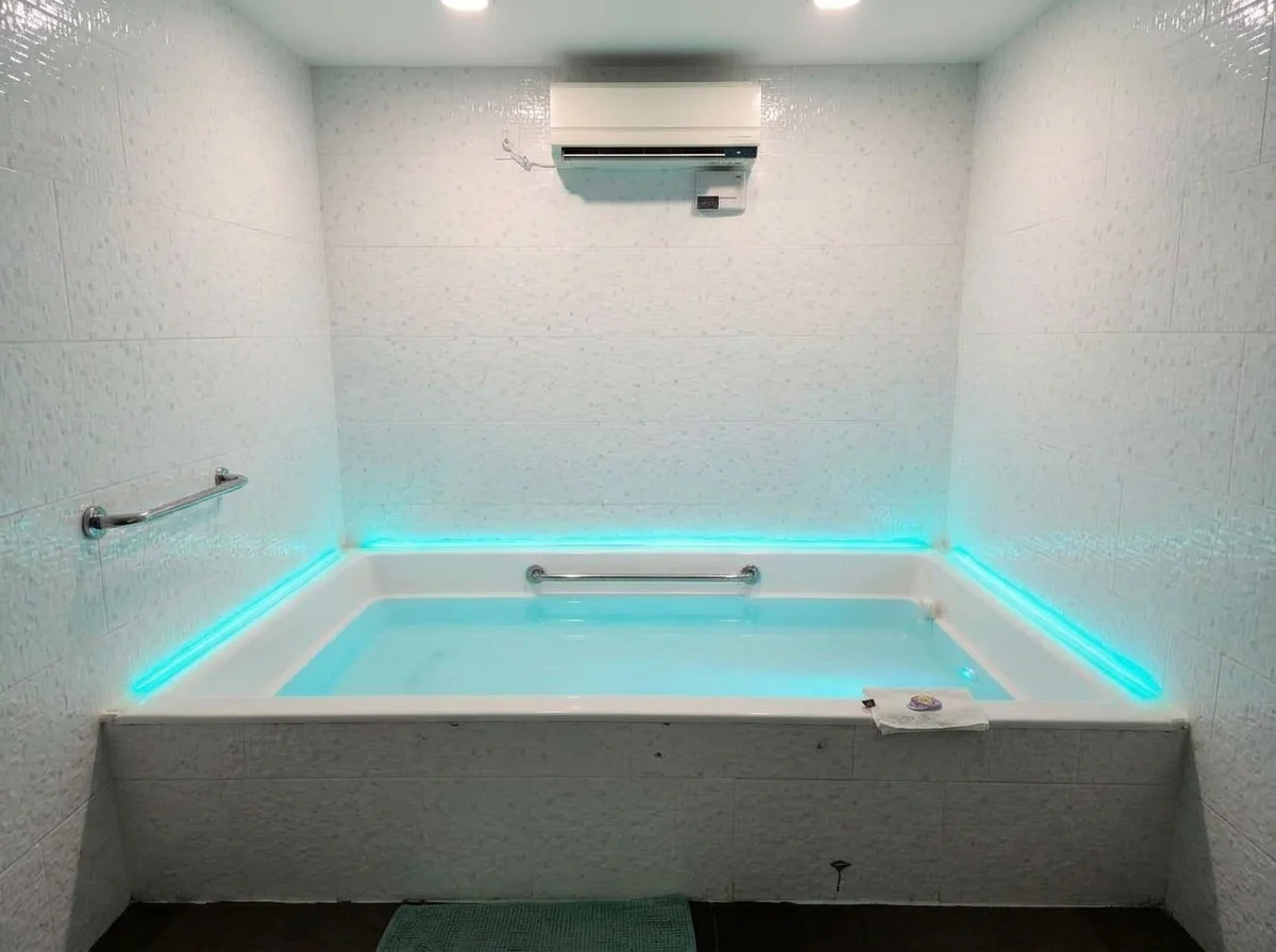 Cabina Simple de flotación, con agua calma e iluminación celeste